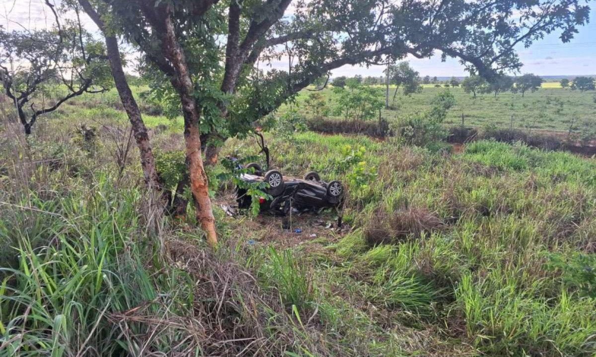 Testemunhas relataram aos policiais que o grupo participou de uma festa no sábado (23/11), em Felixlândia, e estava voltando para Curvelo quando o acidente aconteceu -  (crédito: PMRV-MG / Divulgação)