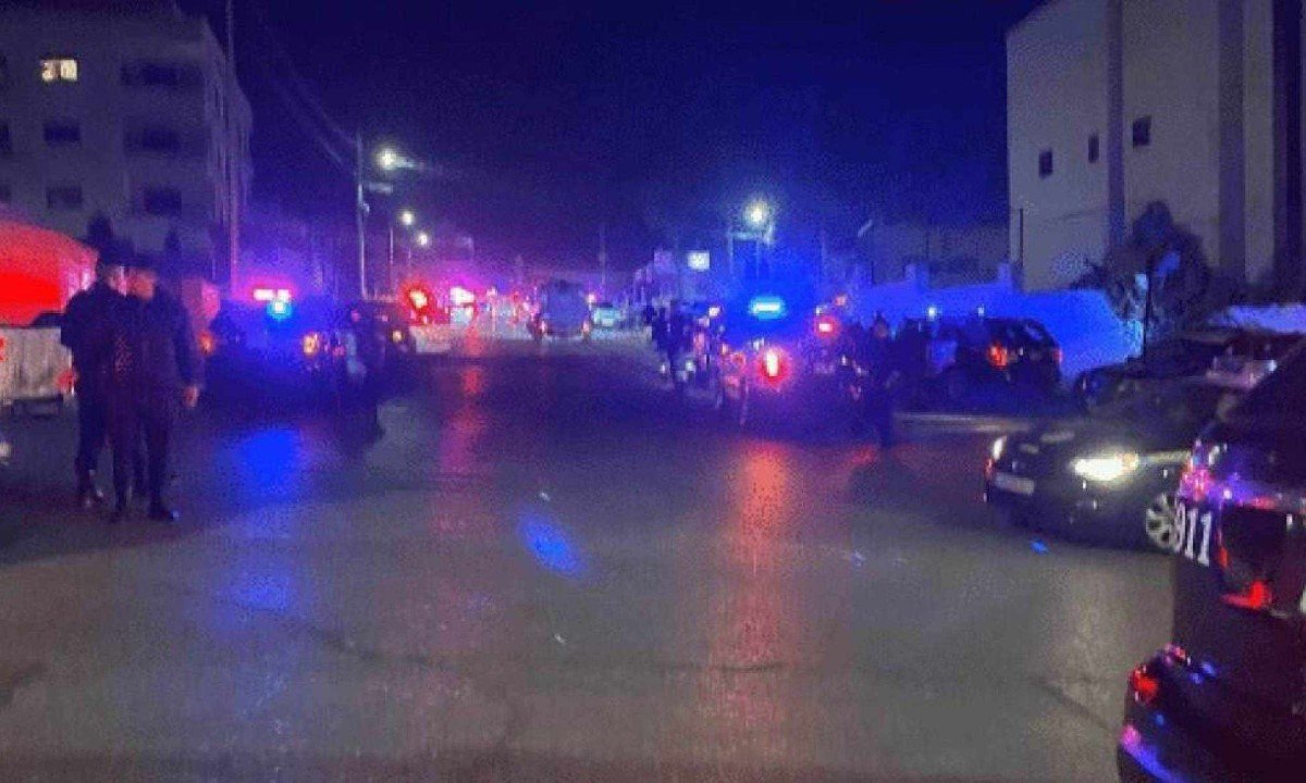 Carros de polícia cercam área no entorno da Embaixada de Israel na Jordânia -  (crédito: Reprodução/X)