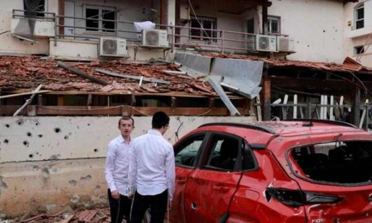 Residentes em Petah Tikva, perto de Tel Aviv, verificam os danos após foguetes serem disparados do Líbano neste domingo (24/11)   -  (crédito: Menahem Kahana /AFP)