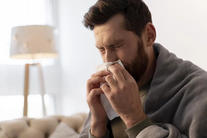 O chá de hortelã é útil no tratamento de tosse, dor de garganta e resfriados, graças a seus óleos essenciais que desinflamam as vias respiratórias. Para prepará-lo, adicione três colheres de folhas secas de hortelã em 250 ml de água fervente, tampe por 5 minutos e coe. -  (crédito: Freepik)