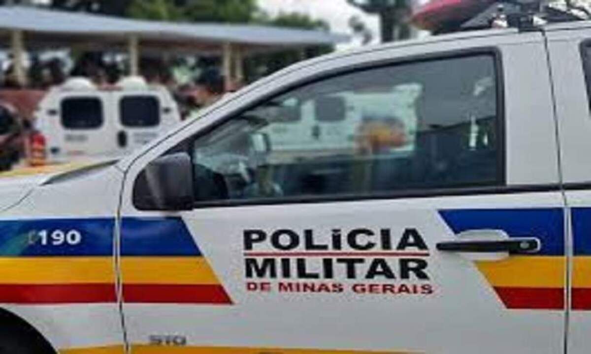 Policiais escutaram os tiros e encontraram corpo de jovem em campo de futebol -  (crédito: PMMG)