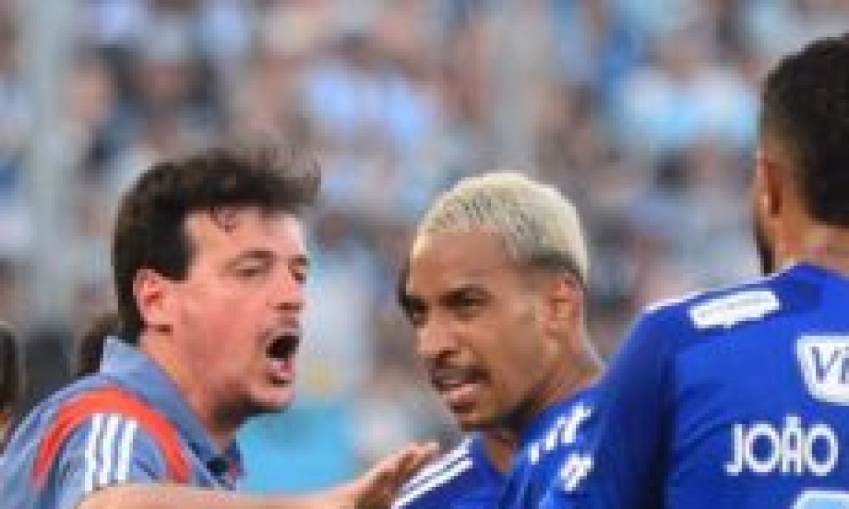  Cruzeiro's head coach Fernando Diniz talks to his players during the Copa Sudamericana final football match between Argentina's Racing and Brazil's Cruzeiro at La Nueva Olla Stadium in Asuncion on November 23, 2024. (Photo by Daniel Duarte / AFP)
       -  (crédito:  AFP)