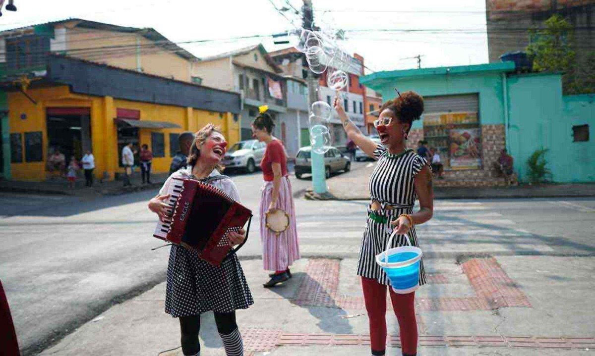 Criado pela Cia. Caxangá, das palhaças Lori Moreira e Mari Carvalho, o projeto percorre centros de Referência e Assistência Social  -  (crédito: Ana Luiza Cosse/Divulgação)