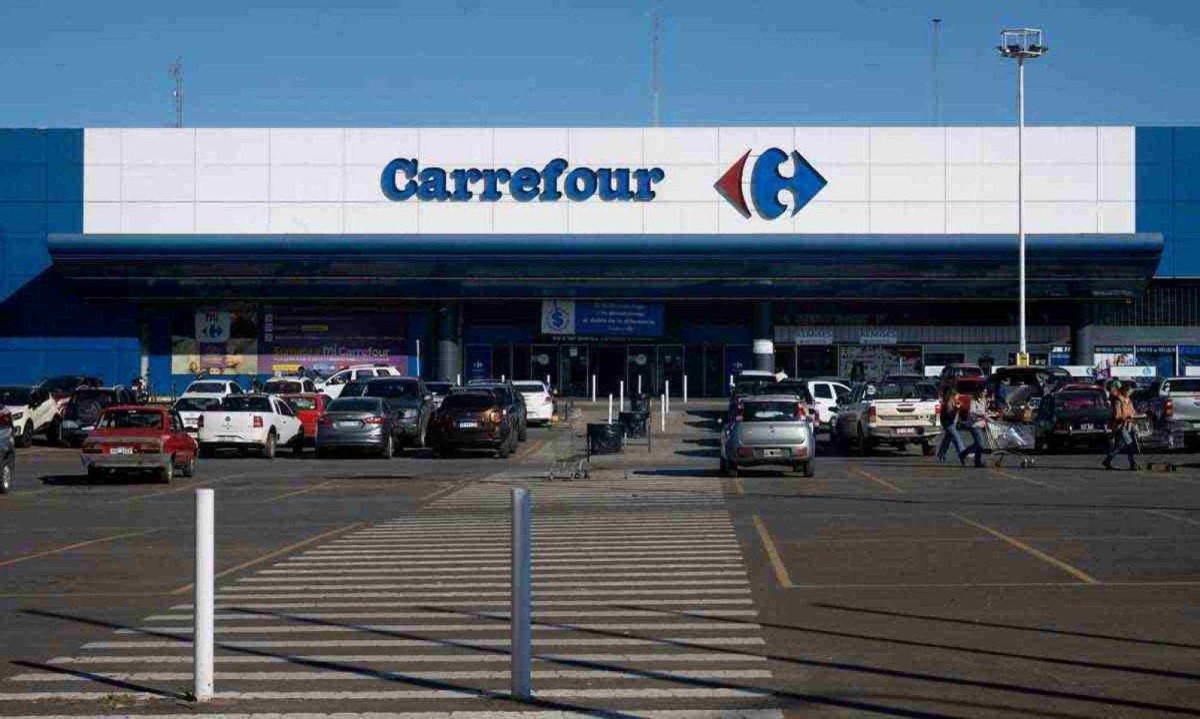 Contra-ataque dos brasileiros deixou a operação do grupo Carrefour no Brasil em situação difícil -  (crédito: PABLO PORCIÚNCULA/AFP)