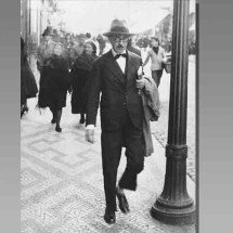 Fernando Pessoa e seus heterônimos: Poeta de múltiplas identidades; imagina quantas? -  Reprodução do Flickr DE SINGEL