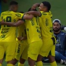 Jogadores celebram o gol de Yuri Castilho neste Mirassol 1 a 0 na Chapecoense -  (crédito: Foto: Reprodução GOAT )