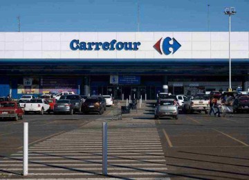 Contra-ataque dos brasileiros deixou a operação do grupo Carrefour no Brasil em situação difícil -  (crédito: PABLO PORCIÚNCULA/AFP)