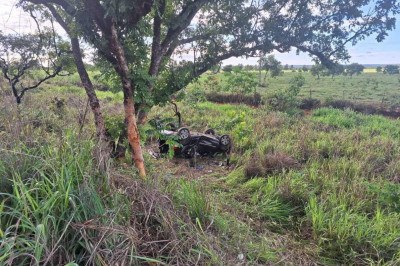 Testemunhas relataram aos policiais que o grupo participou de uma festa no sábado (23/11), em Felixlândia, e estava voltando para Curvelo quando o acidente aconteceu -  (crédito: PMRV-MG / Divulgação)