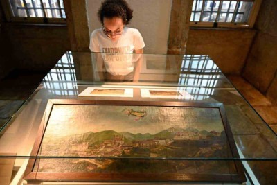 Pintura de 1820 (E), exposta no museu da inconfidÃªncia, retrata o ambiente que o pesquisador observou do centro de Vila Rica, que se tornaria Imperial Cidade de Ouro Preto e capital da entÃ£o provÃ­ncia de Minas Gerais; registro atual do municÃ­pio (D) mostra a semelhanÃ§a com o antigo cenÃ¡rio -  (crédito:  LEANDRO COURI/EM/D.A PRESS)