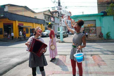 Criado pela Cia. Caxangá, das palhaças Lori Moreira e Mari Carvalho, o projeto percorre centros de Referência e Assistência Social  -  (crédito: Ana Luiza Cosse/Divulgação)