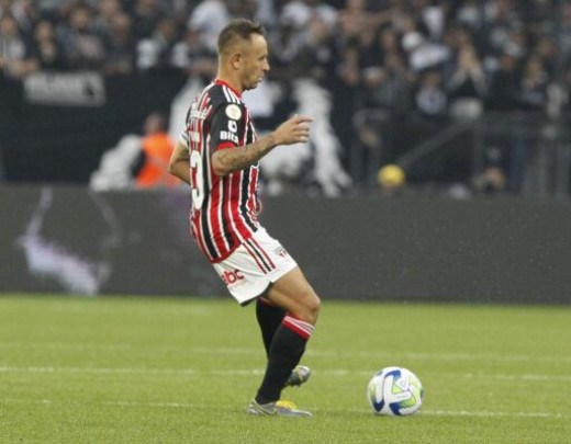 RAFINHA  -  Jogou improvisado na lateral esquerda. Bom na troca de passes, teve a vantagem do Galo atacar pouco pelo seu setor. NOTA 6,5 - Foto: Rubens Chiri/Saopaulofc.net