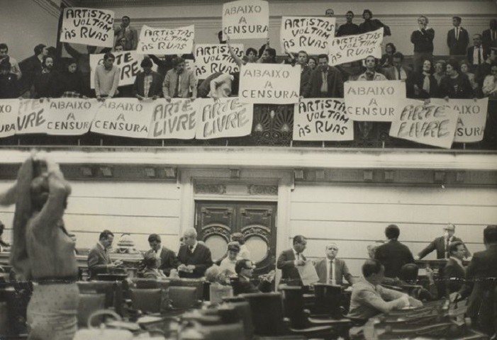 No entanto, apÃ³s a instalaÃ§Ã£o do regime militar, a censura e a repressÃ£o Ã  liberdade de imprensa prejudicaram gravemente a revista, que perdeu relevÃ¢ncia nos anos 1970. Em 1975, 'O Cruzeiro' foi descontinuada. Era o fim de uma era no jornalismo impresso no Brasil.