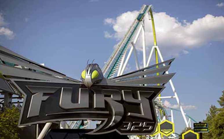 A montanha-russa Fury fica num parque em Carowinds, na Carolina do Norte.  Foi inaugurada em 2015.  