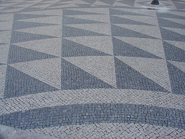 Calçada de pedra portuguesa é o nome dado a um determinado tipo de revestimento de piso, que, ao formar figuras, torna-se também uma espécie de arte urbana. 