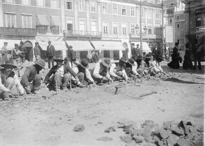 Em Lisboa, noEm Lisboa, no ano de 1842, foi executada a primeira calçada em preto e branco, a calcário e basalto, de que há registo conhecido. O trabalho foi realizado por presidiários, conhecidos na época como 