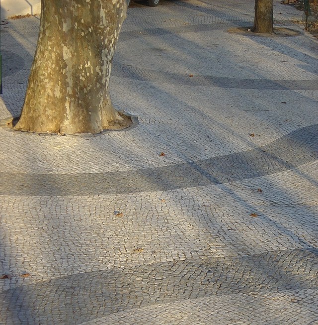 Basicamente, a calçada portuguesa resulta do calcetamento com pedras, de formato irregular ou regular. 