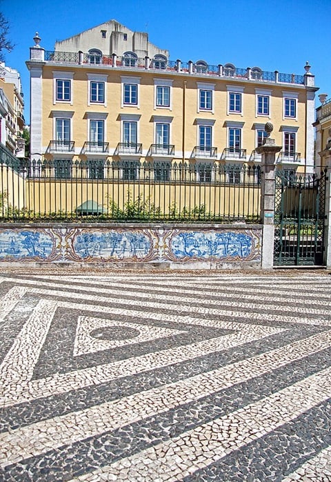 Pelo custo e dificuldade de manutenção, muitas cidades, inclusive Lisboa e São Paulo, decidiram substituir algumas históricas calçadas de pedras portuguesas por pisos monocromáticos e de concreto.