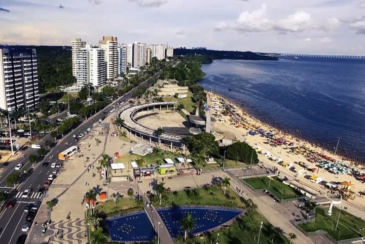 Praia do Ponta Negra: Situada em Manaus, a Praia do Ponta Negra é a praia mais popular da cidade. É um ótimo lugar para relaxar, tomar sol e nadar. 