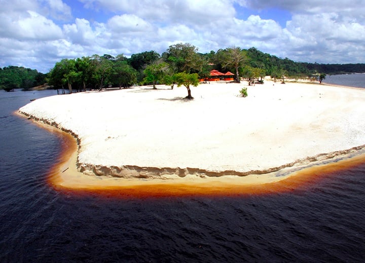 Praia do Tupé: Também localizada em Manaus, a Praia do Tupé é outra opção popular para quem procura um dia de praia relaxante. 