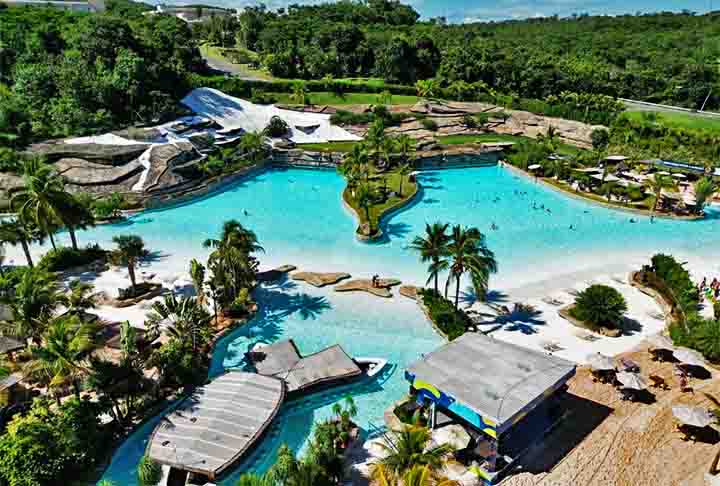 Termas do Rio Quente - Rio Quente - Oferece piscinas naturais de água quente em meio à natureza, com diversas atrações ao ar livre e um ambiente tropical.
