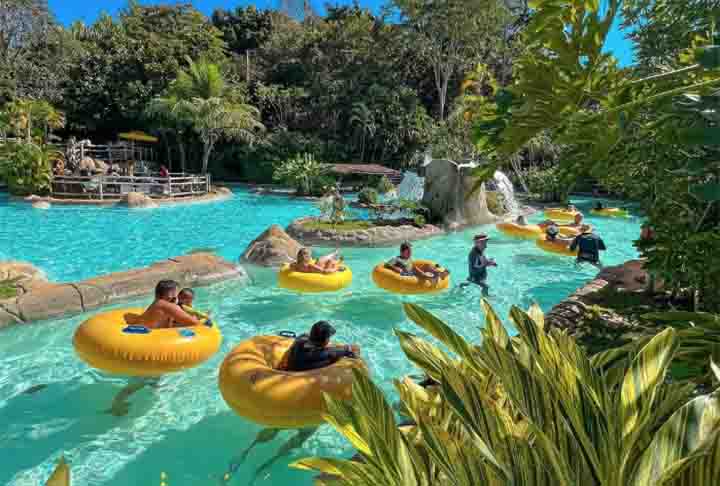 Hot Park - Rio Quente - GO - Inaugurado em 1997, também fica no Rio Quente, oferecendo uma experiência única com suas águas naturalmente aquecidas e diversas atrações aquáticas.  O parque tem mais de 55 mil m² e as águas naturalmente atingem 37,5°C.