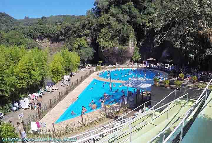 Afinal, e temperatura média anual de Caxias do Sul é de 17 °C. A cidade, no nordeste do Rio Grande do Sul, fica a 817 metros de altitude, sendo a maior da Serra Gaúcha. 