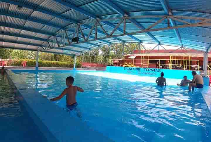 Esse relaxamento em piscinas quentinhas são mais uma opção nas cidades onde o grande atrativo é a água mineral - de diversos tipos - que sai diretamente das fontes.