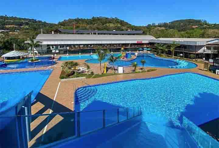 Termas de São João - São João do Sul - SC - As piscinas ao ar livre são cercadas pela natureza, proporcionando uma experiência relaxante. A água que abastece as piscinas sai de um poço de 1.372m, a 52ºC, sendo considerada uma das águas termais naturais mais quentes do Brasil.