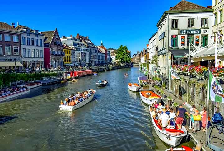 Bruges, Bélgica – Os canais de Bruges, datados da Idade Média, oferecem passeios que revelam a beleza de suas pontes e edifícios históricos, além de seu charme medieval preservado.