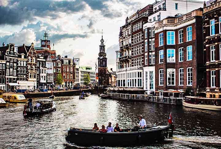 Amsterdã, Países Baixos – Com mais de 100 km de canais, Amsterdã é apelidada de 