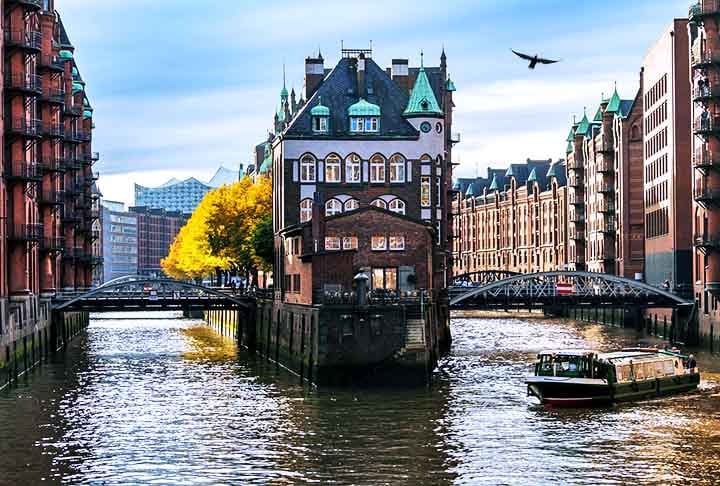 Hamburgo, Alemanha – Com mais pontes que Veneza e Amsterdã juntas, Hamburgo tem um sistema de canais que corta o centro da cidade, oferecendo passeios aquáticos pela arquitetura e vida local.