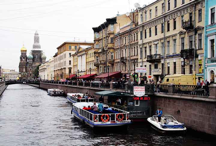 San Petersburgo, Rússia – Os canais de São Petersburgo foram inspirados nos de Amsterdã e Veneza, com rios e canais cortando o centro histórico e possibilitando cruzeiros.

