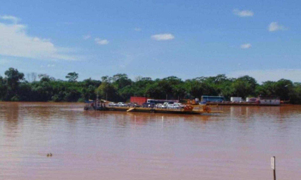 Atualmente, travessia do Rio S&atilde;o Francisco &eacute; feita por meio de balsas -  (crédito: Luiz Ribeiro/EM/D.A.Press)