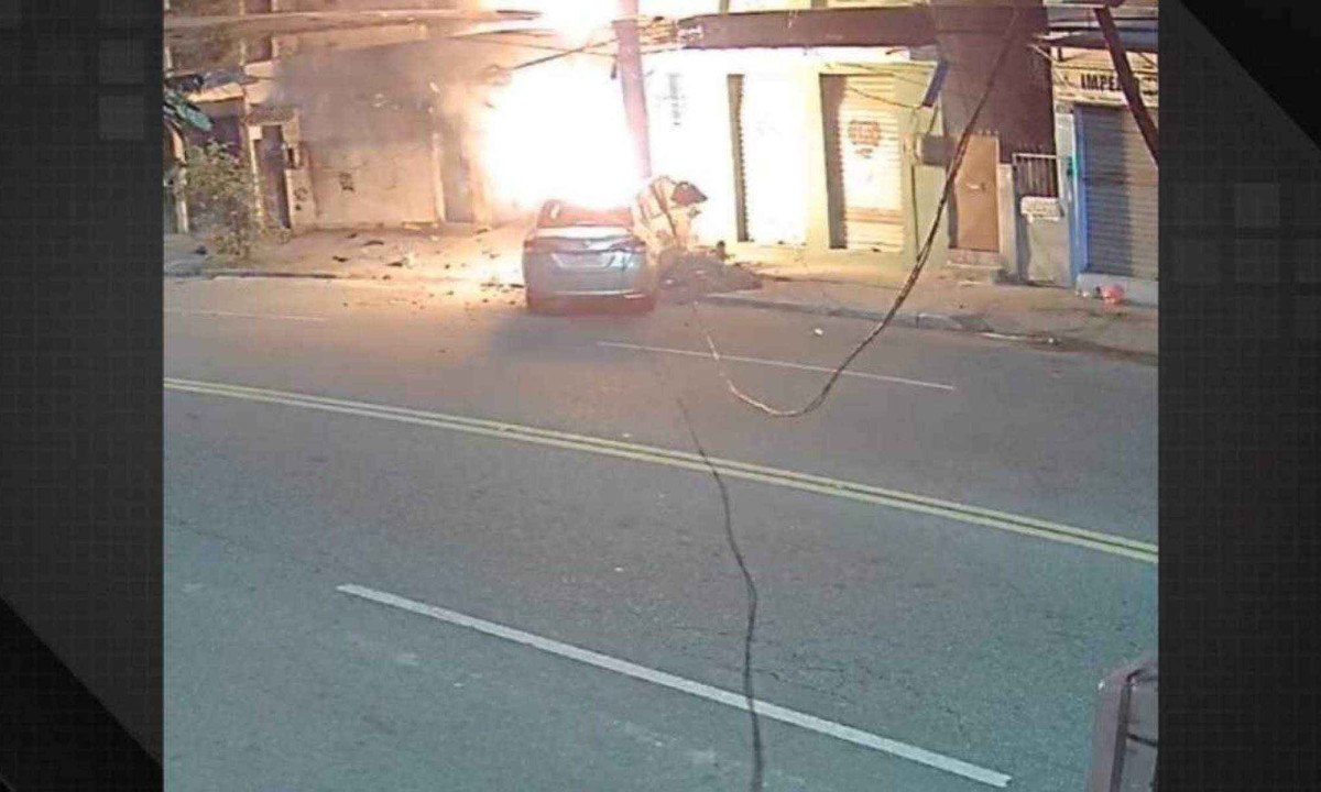 Frame de vídeo de carro que bateu em poste e explodiu, em São Gonçalo, no Rio de Janeiro -  (crédito: Reprodução/Dailymotion)