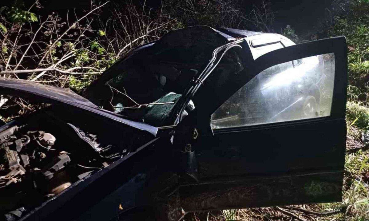 A equipe do Serviço de Atendimento Móvel de Urgência (Samu) constatou a morte de um homem, de 44 anos, no local -  (crédito: Corpo de Bombeiros Militar de Minas Gerais)