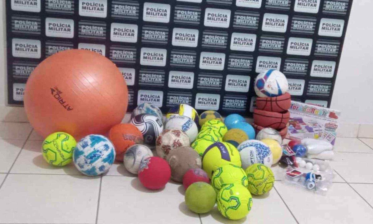 Bolas de futebol são recuperadas pela Polícia Militar -  (crédito: Divulgação / Polícia Militar)