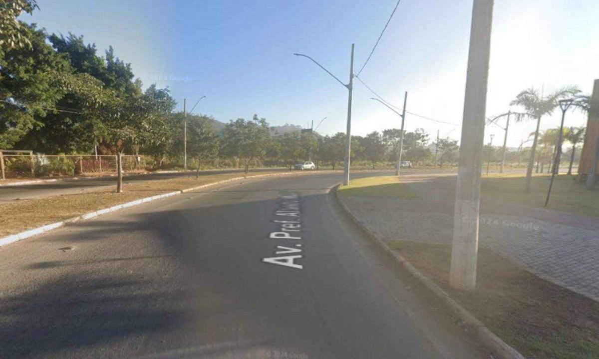 O corpo foi encontrado em loteamento na Avenida Prefeito Alberto Moura na manhã de domingo (24/11) -  (crédito: Reprodução/Google Maps)