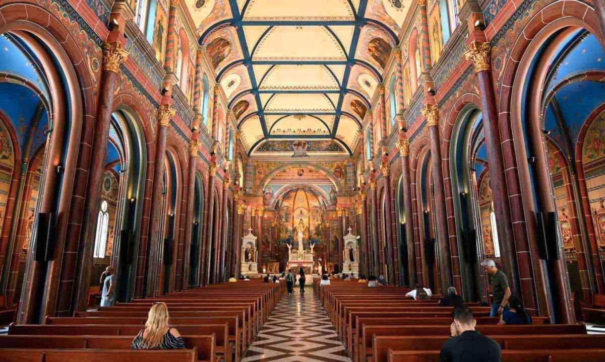 Vista geral do altar do templo, povoado por pinturas da santíssima trindade, santos e santas, anjos, animais, plantas e até lendas -  (crédito: Leandro Couri/EM/D.A Press)