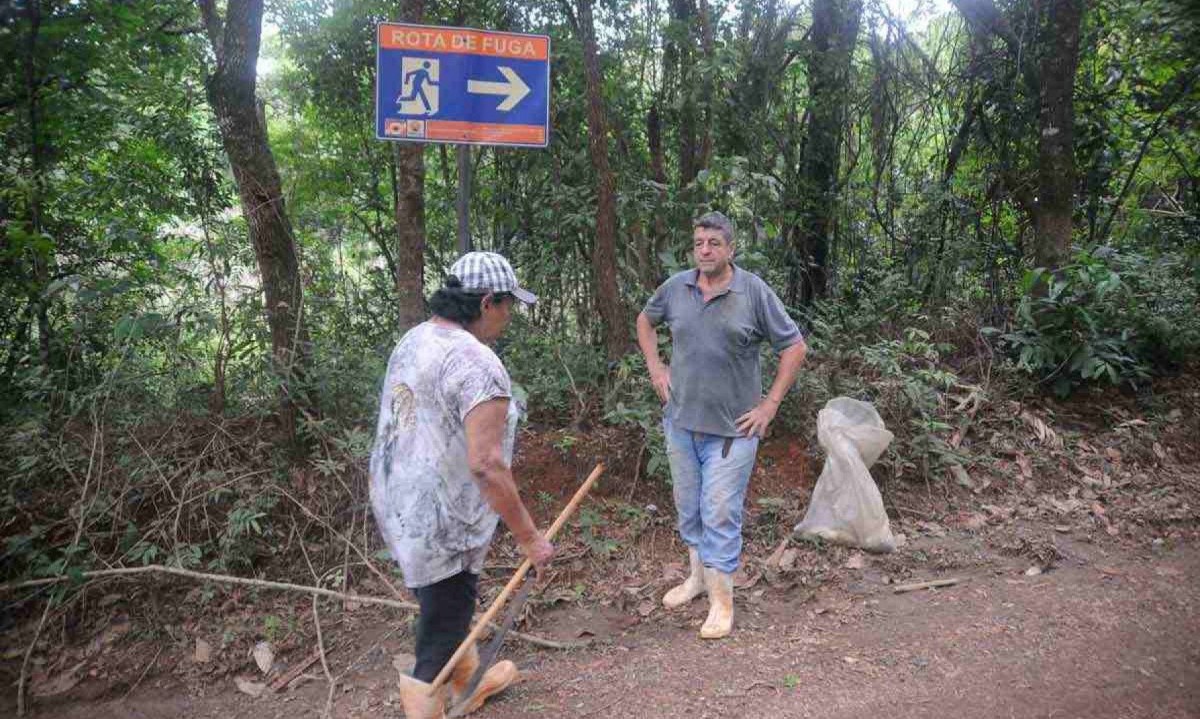 Os agricultores Nísio Ronaldo de Oliveira e sua mulher, Lourdes Pereira de Souza, trafegam diariamente pela zona de risco sob barragens  -  (crédito: Alexandre Guzanshe/EM/D.A Press)