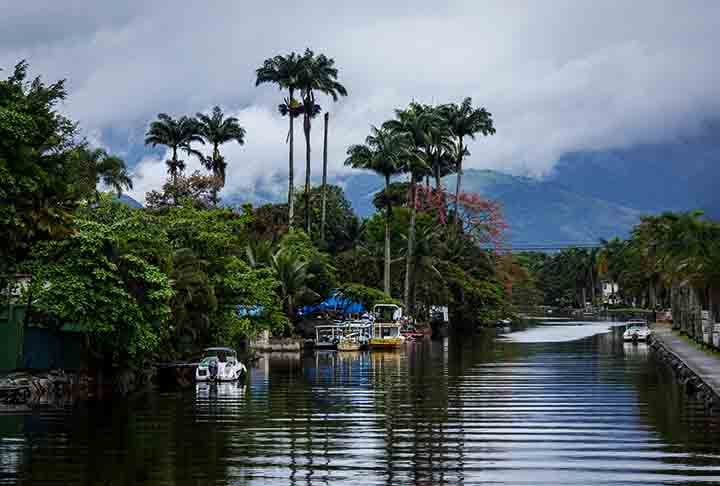 Paraty (Rio de Janeiro) – Com uma rede de canais e rios, Paraty oferece passeios de barco tanto no mar como em áreas de mangue e canais de água doce próximos ao centro histórico, proporcionando uma experiência de contato com a natureza e o charme colonial da cidade.

