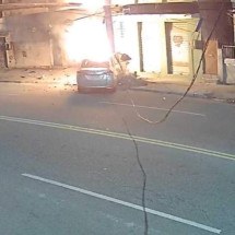 Vídeo: motorista morre após carro bater e explodir em São Gonçalo, no RJ - Reprodução/Dailymotion