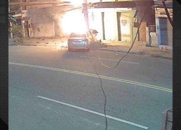 Frame de vídeo de carro que bateu em poste e explodiu, em São Gonçalo, no Rio de Janeiro -  (crédito: Reprodução/Dailymotion)