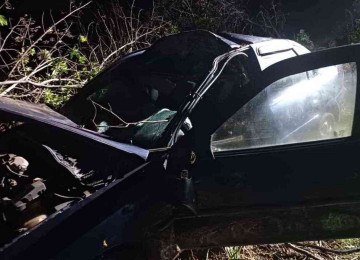 A equipe do Serviço de Atendimento Móvel de Urgência (Samu) constatou a morte de um homem, de 44 anos, no local -  (crédito: Corpo de Bombeiros Militar de Minas Gerais)