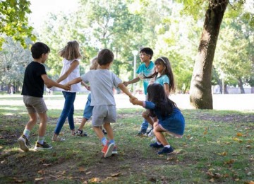 É importante que pais e mães incentivem brincadeiras que envolvem movimento, como andar de bicicleta ou caminhar no parque -  (crédito: Freepik)