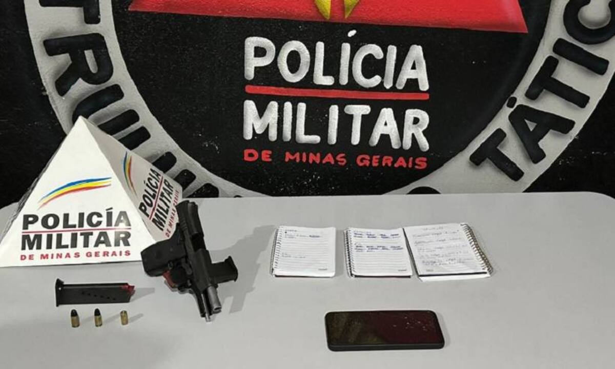 Arma e cadernos de anotações do tráfico de drogas apreendidos em Mantena -  (crédito: PMMG)