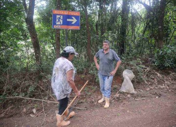 Os agricultores Nísio Ronaldo de Oliveira e sua mulher, Lourdes Pereira de Souza, trafegam diariamente pela zona de risco sob barragens  -  (crédito: Alexandre Guzanshe/EM/D.A Press)