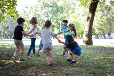 É importante que pais e mães incentivem brincadeiras que envolvem movimento, como andar de bicicleta ou caminhar no parque -  (crédito: Freepik)