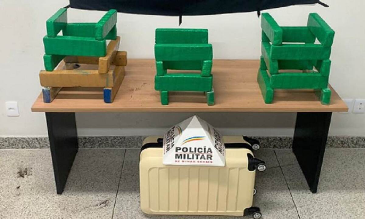 Mulher disse que receberia R$ 2 mil para transportar a droga, que tinha como destino Coronel Fabriciano -  (crédito: PCMG)