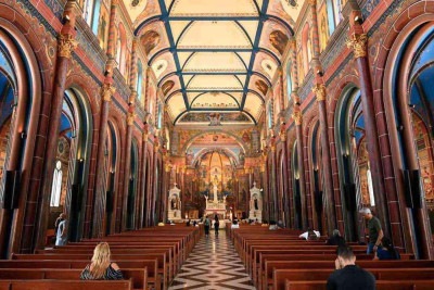 Vista geral do altar do templo, povoado por pinturas da santíssima trindade, santos e santas, anjos, animais, plantas e até lendas -  (crédito: Leandro Couri/EM/D.A Press)