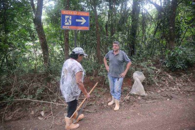 Os agricultores Nísio Ronaldo de Oliveira e sua mulher, Lourdes Pereira de Souza, trafegam diariamente pela zona de risco sob barragens  -  (crédito: Alexandre Guzanshe/EM/D.A Press)